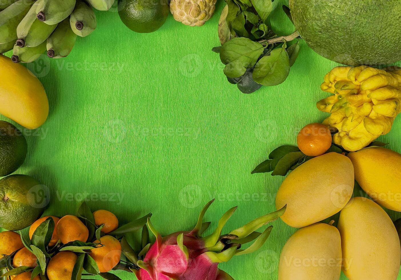 tropicale frutta assortimento su verde fondale foto