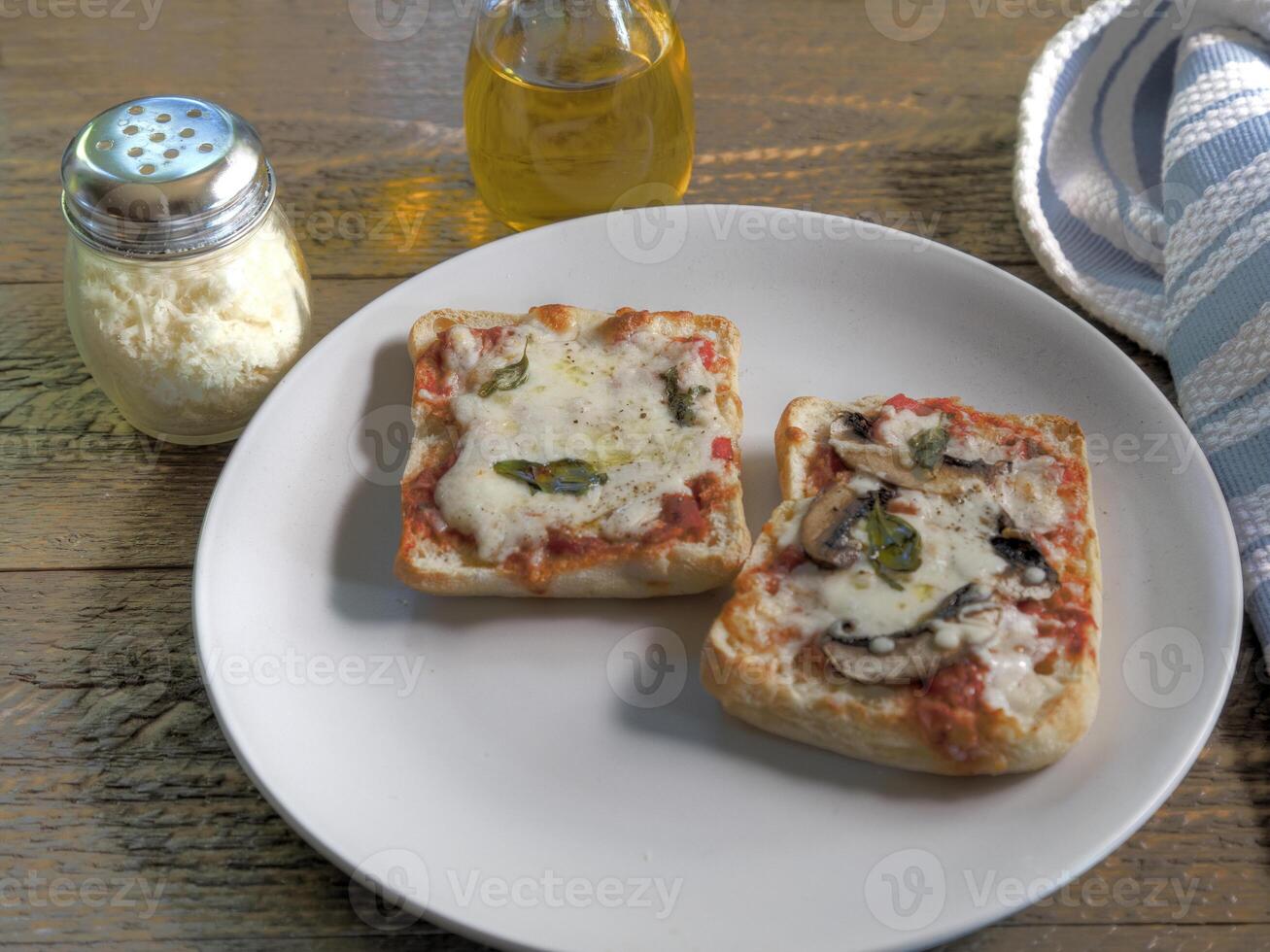 lato Visualizza di Pizza su Ciabatta foto