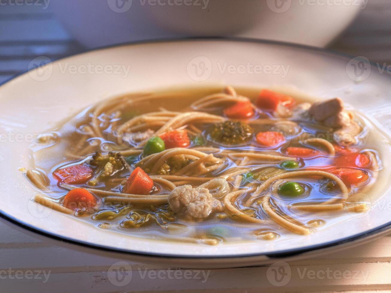 lato Visualizza di pollo spaghetto la minestra su naturale legna superficie foto