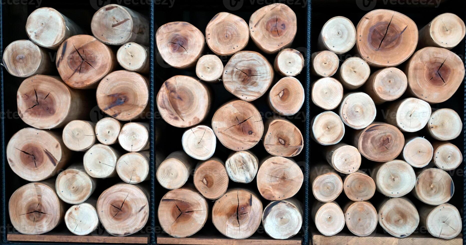 il di legno logs siamo impilati insieme per mostrare il circolare trasversale modello di ogni log Usato per decorazione vario angoli nel resort, case, e posti nel Vintage ▾ stile. foto
