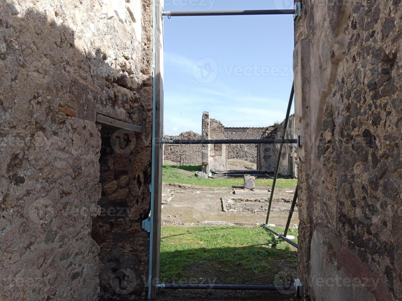 pompei, il antico romano città sepolto di il eruzione di montare vesuvio, sta come un' unesco mondo eredità luogo, offerta un' unico intravedere in quotidiano vita durante il romano impero. foto