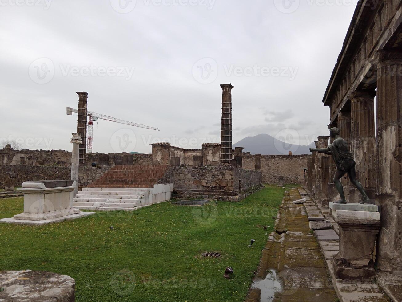 pompei, il antico romano città sepolto di il eruzione di montare vesuvio, sta come un' unesco mondo eredità luogo, offerta un' unico intravedere in quotidiano vita durante il romano impero. foto