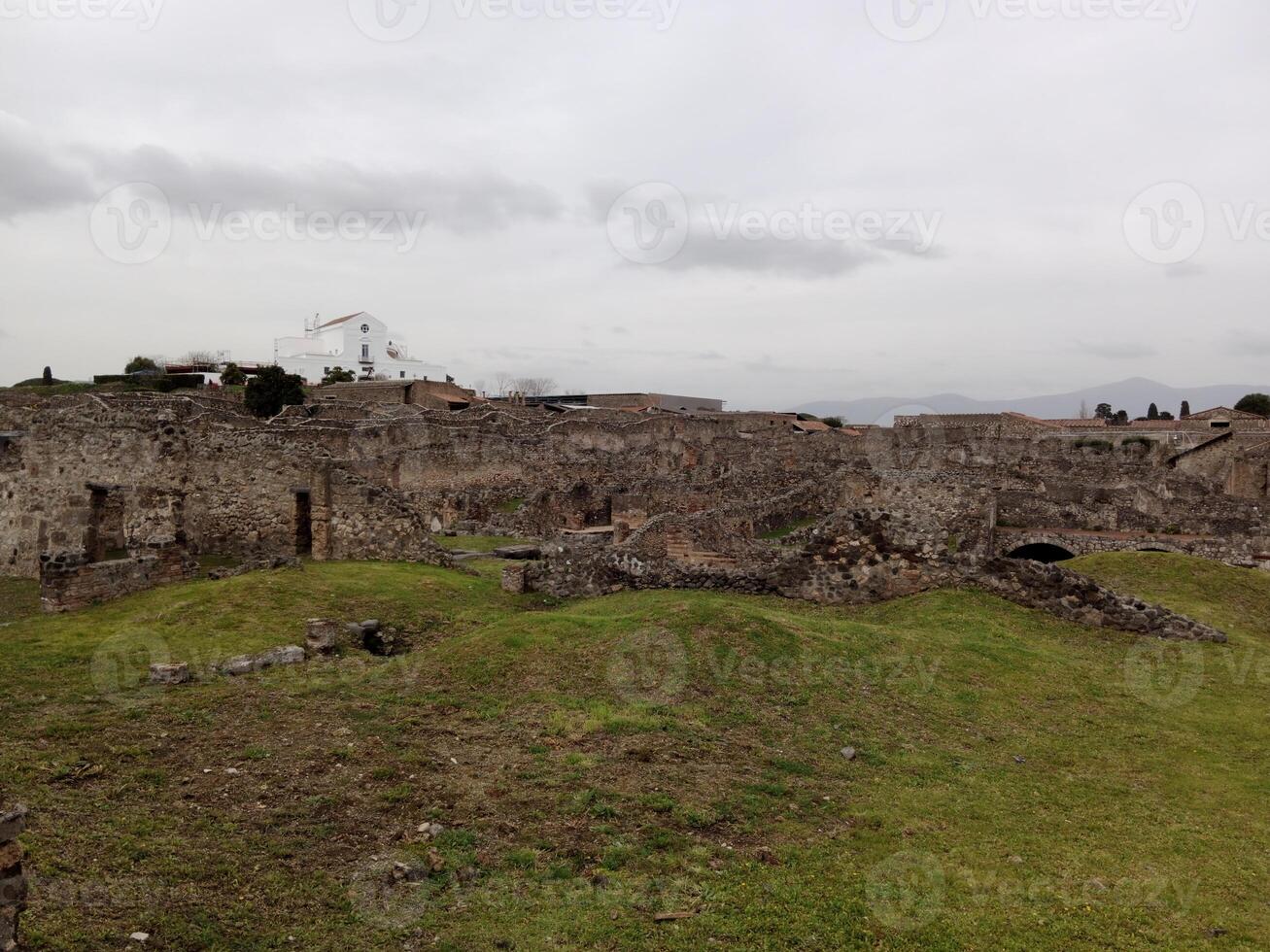 pompei, il antico romano città sepolto di il eruzione di montare vesuvio, sta come un' unesco mondo eredità luogo, offerta un' unico intravedere in quotidiano vita durante il romano impero. foto