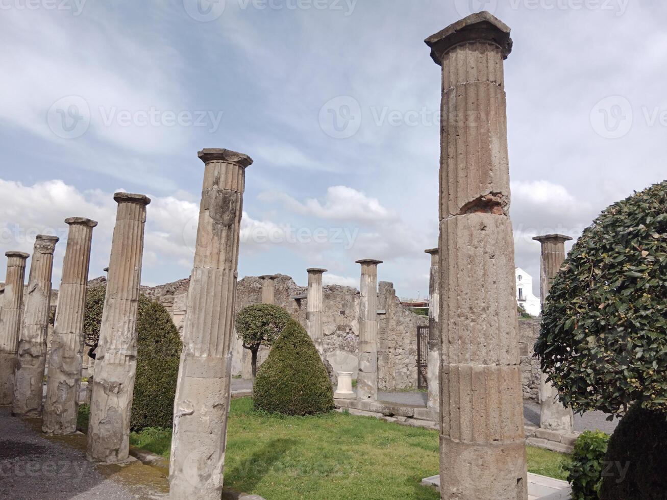 pompei, il antico romano città sepolto di il eruzione di montare vesuvio, sta come un' unesco mondo eredità luogo, offerta un' unico intravedere in quotidiano vita durante il romano impero. foto