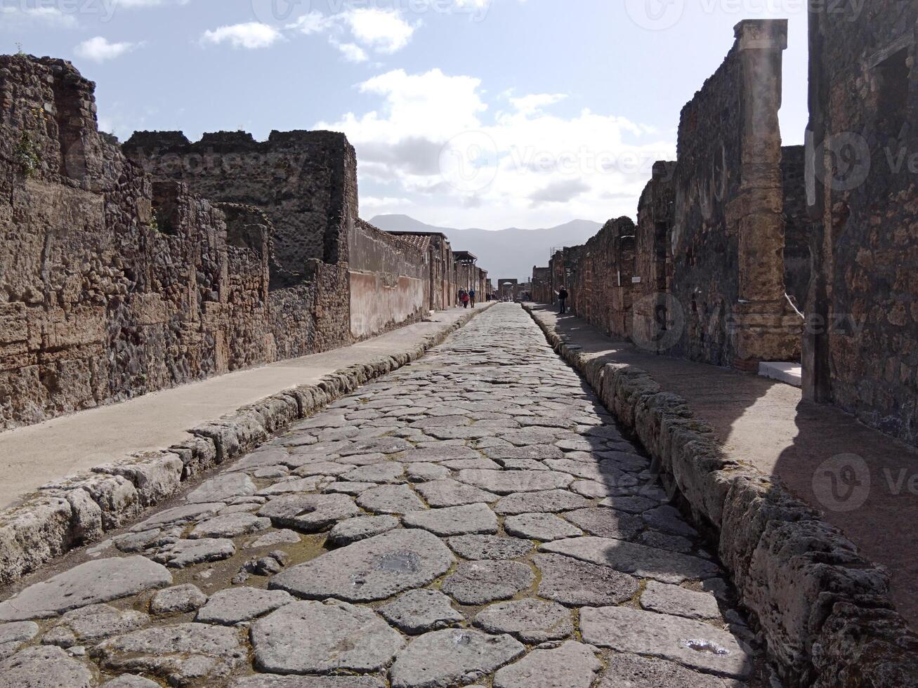 pompei, il antico romano città sepolto di il eruzione di montare vesuvio, sta come un' unesco mondo eredità luogo, offerta un' unico intravedere in quotidiano vita durante il romano impero. foto