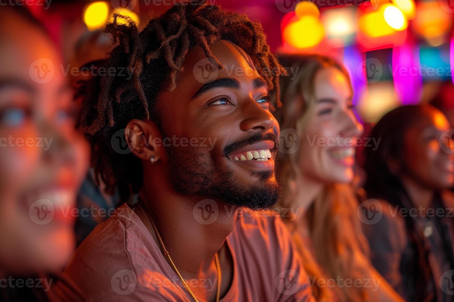 ai generato giovane uomo sorridente mentre Guardando mostrare a film Teatro con il suo gli amici. foto