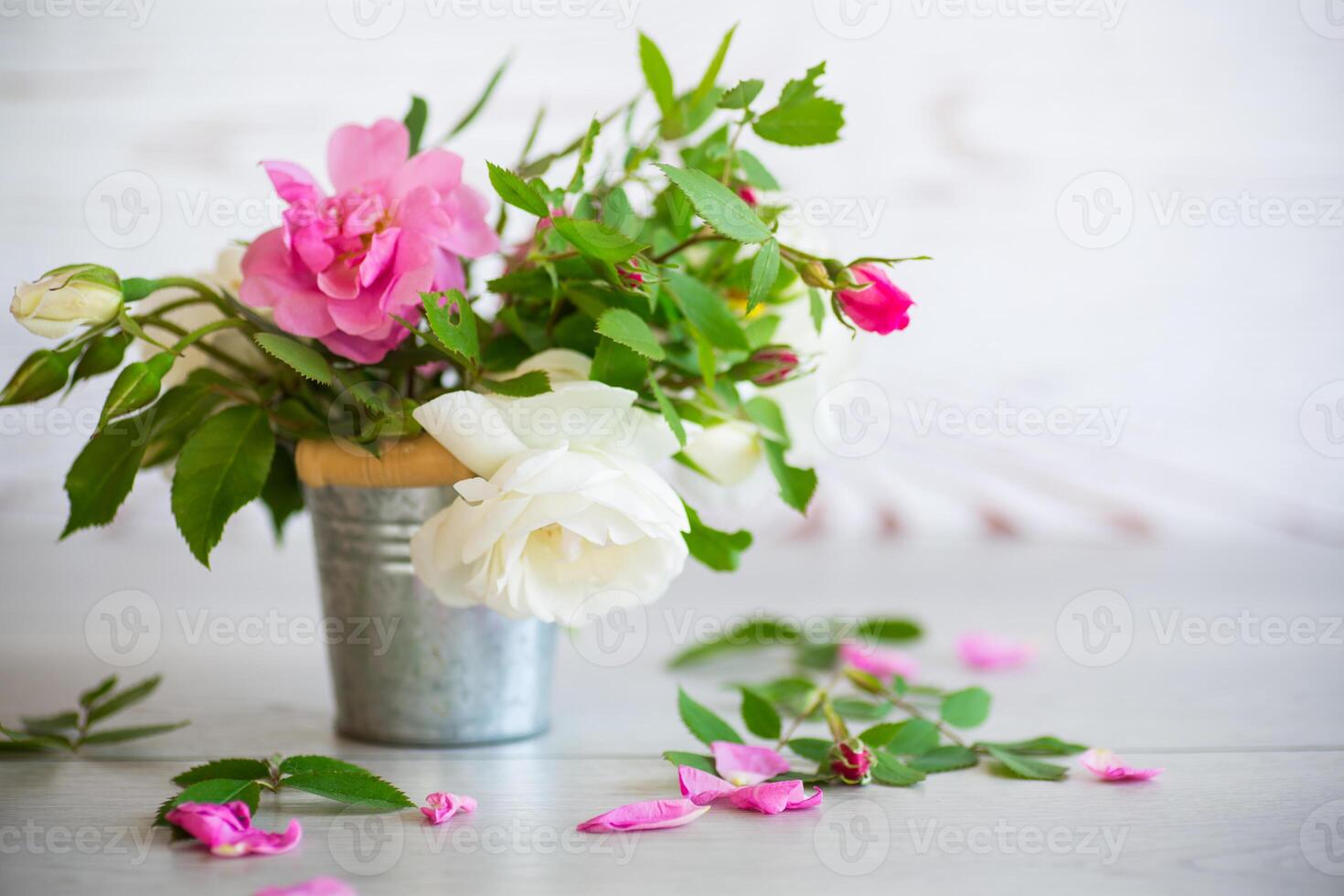 un' piccolo mazzo di bellissimo estate rosa e bianca Rose su un' leggero sfondo. foto