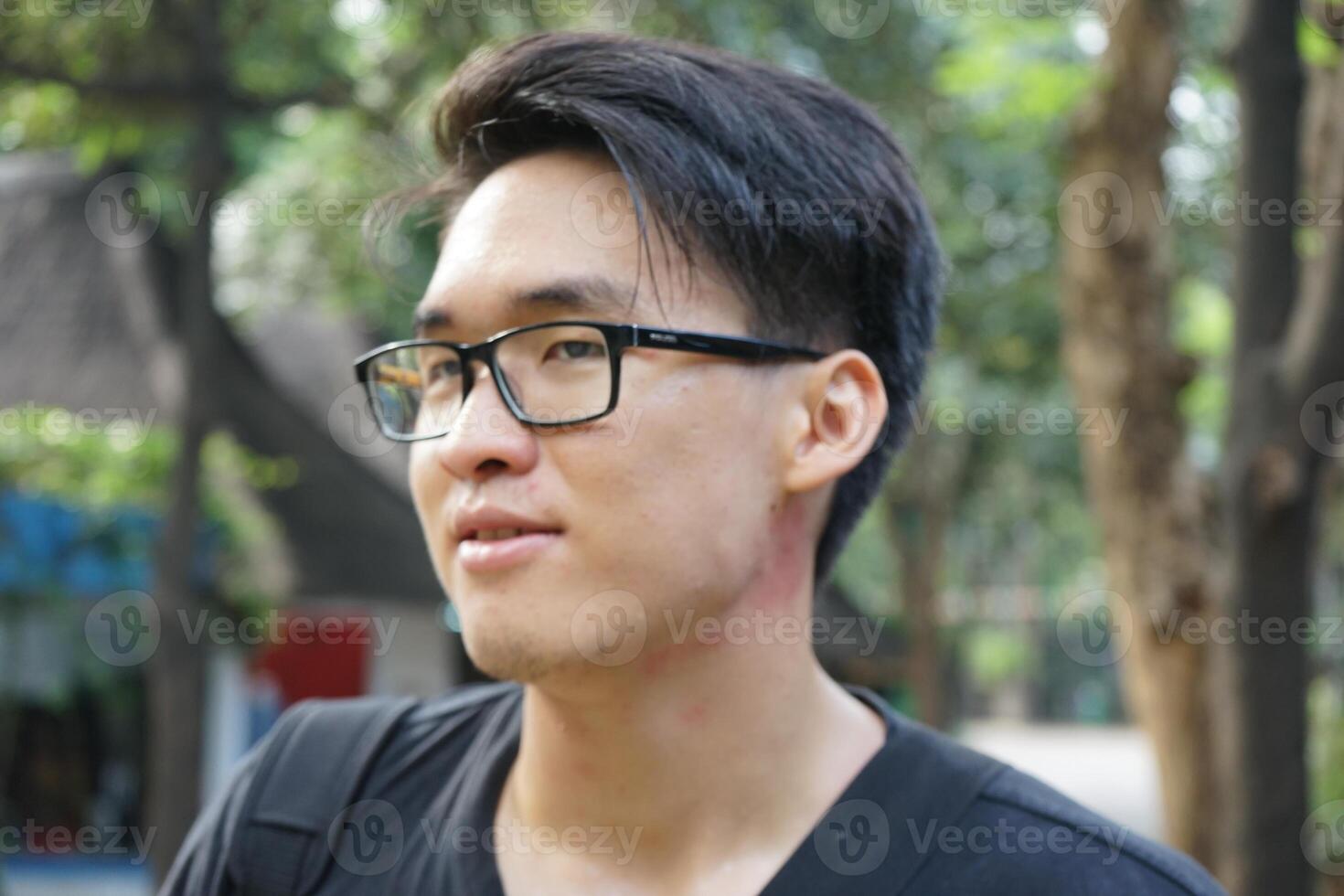 Esplorare sentul bogor spettacolare cascate e foresta sentieri. un asiatico uomo andato su escursioni a piedi avventura con amici nel gunung pancar. sbalorditivo fotografia - meraviglioso Indonesia foto