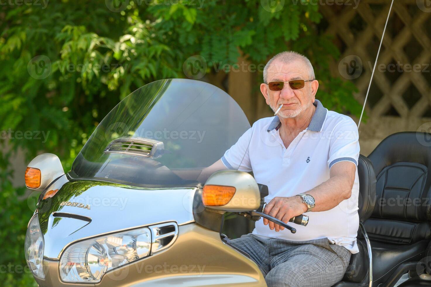 anziano uomo seduta su un' motociclo 6 foto