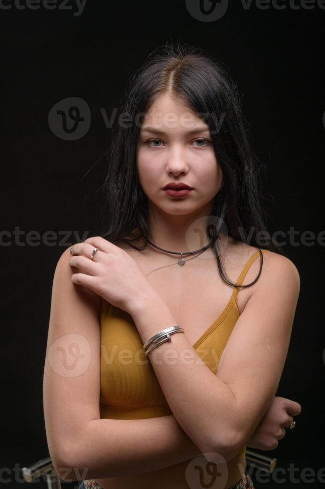 studio ritratto di un' giovane bellissimo ragazza con lungo capelli 2 foto