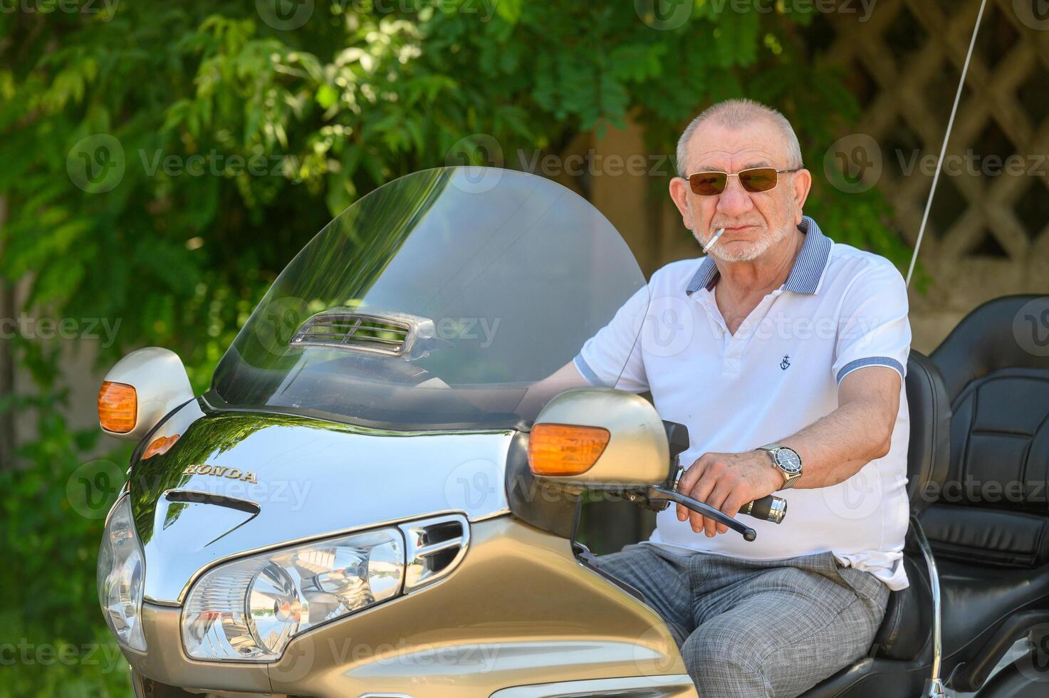 anziano uomo seduta su un' motociclo 7 foto