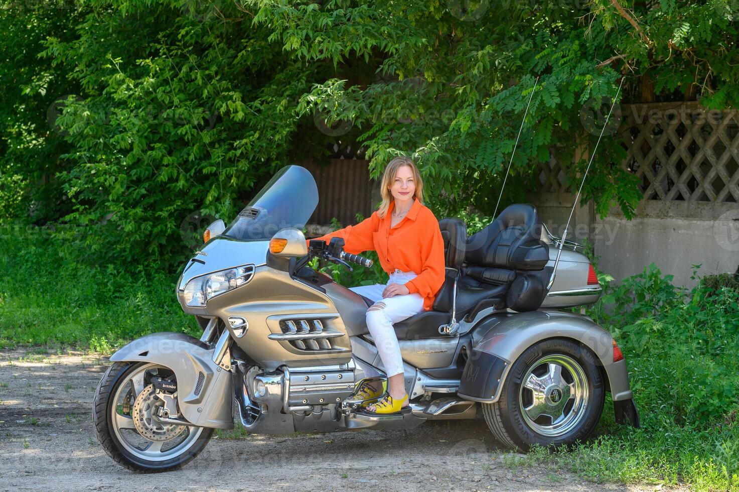 ritratto di un' giovane bellissimo ragazza su un' motociclo 7 foto