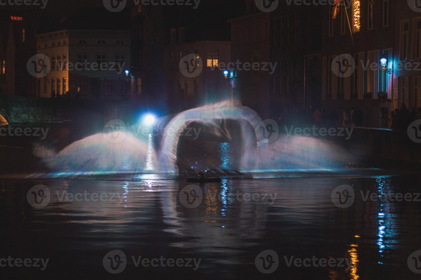 Natale leggero mostrare nel il modulo di il cigno danza su il acqua canale nel il storico quartiere nel Bruges, Belgio. romantico scena foto