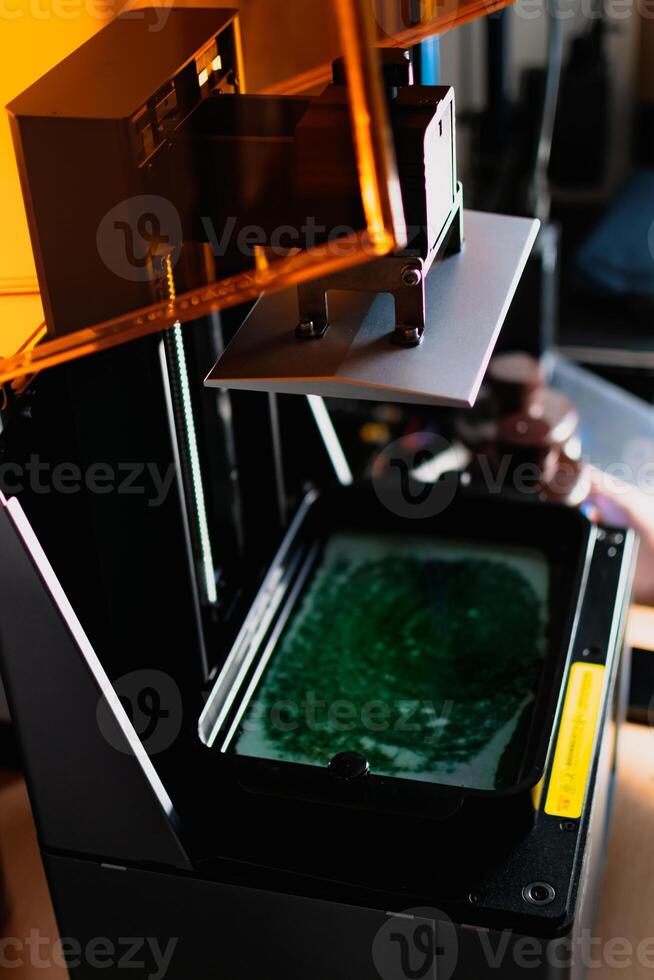 3d stampante e suo resina serbatoio per Riempimento e stampa foto