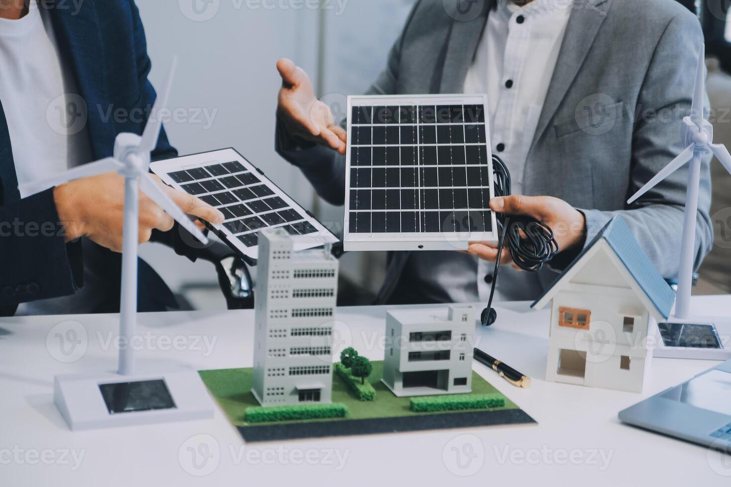 Due giovane ingegneri competenza nel solare cellula installazione incontri e discussione nel il lavoro. pianificazione per installare solare fotovoltaico pannelli su tetto superiore nel il ufficio camera con fabbrica edificio Piano. foto