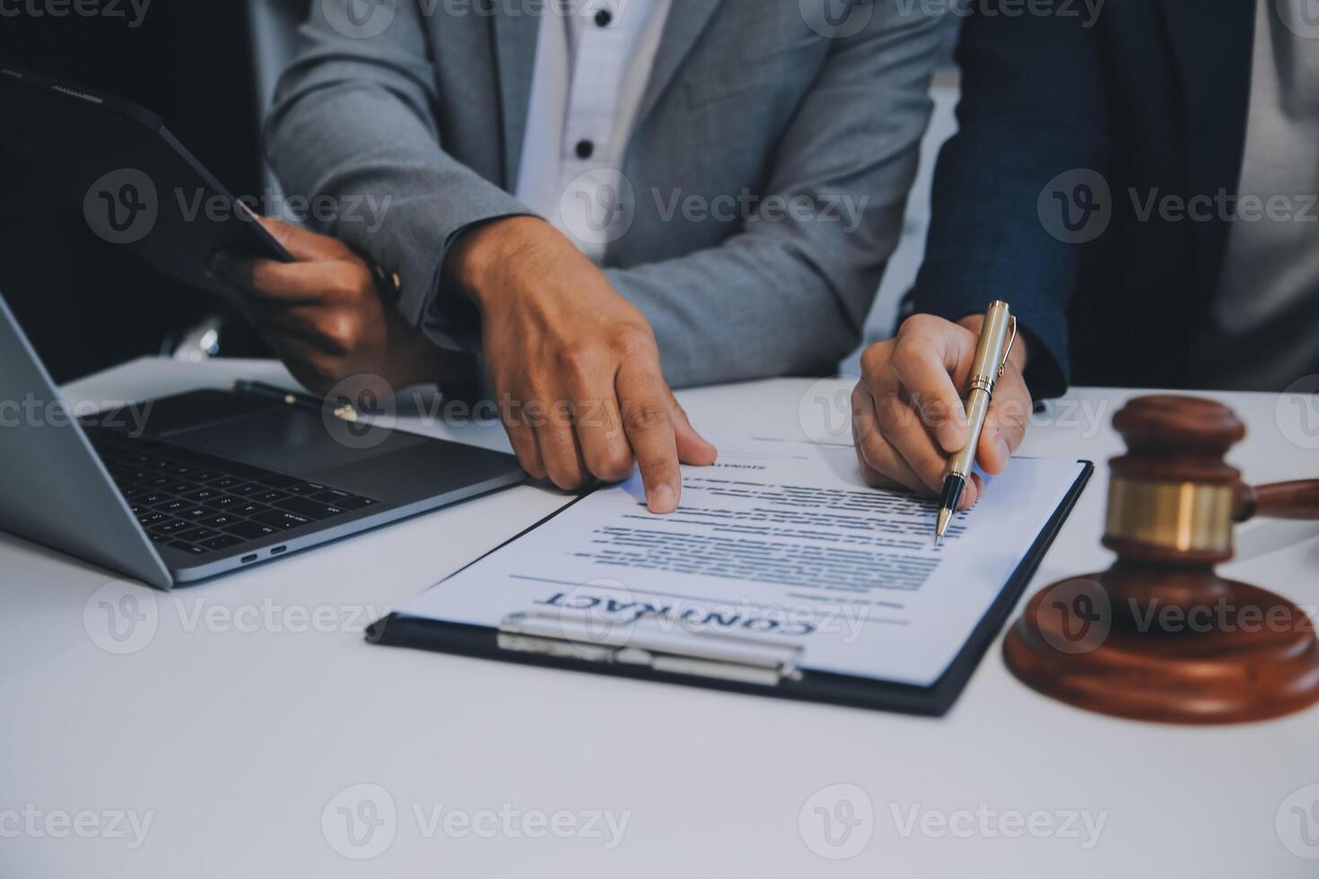 consultazione e conferenza di avvocati uomini e donne d'affari professionisti che lavorano e discutono presso lo studio legale in carica. concetti di diritto, martello del giudice con bilancia della giustizia. foto