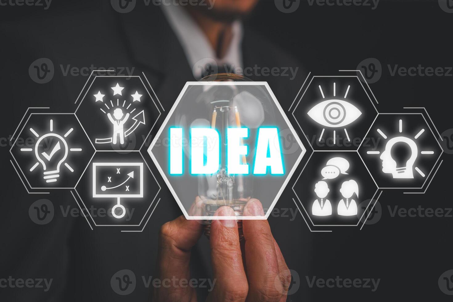 idea concetto, uomo d'affari mano Tenere lampadina con idea icona su virtuale schermo. foto