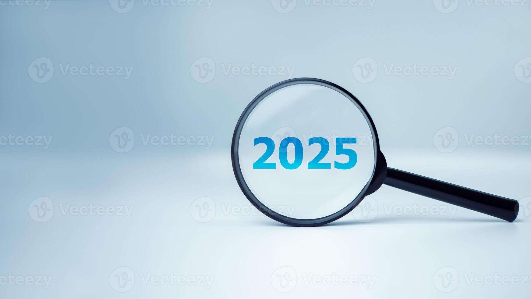 un' ingrandimento bicchiere e testo 2025 nuovo anno idea concetto. pianificazione obiettivi e successo concetto, 2025 presente nel messa a fuoco attività commerciale foto