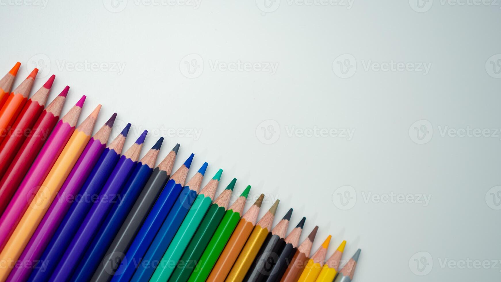 impostato di colorato matite su un' bianca sfondo quello è disposte nel un' bar grafico, colore matite su bianca sfondo, vicino su, senza soluzione di continuità colorato matite riga con onda su inferiore lato, linea matite. foto