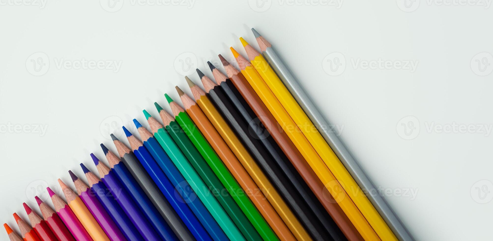 impostato di colorato matite su un' bianca sfondo quello è disposte nel un' bar grafico, colore matite su bianca sfondo, vicino su, senza soluzione di continuità colorato matite riga con onda su inferiore lato, linea matite. foto
