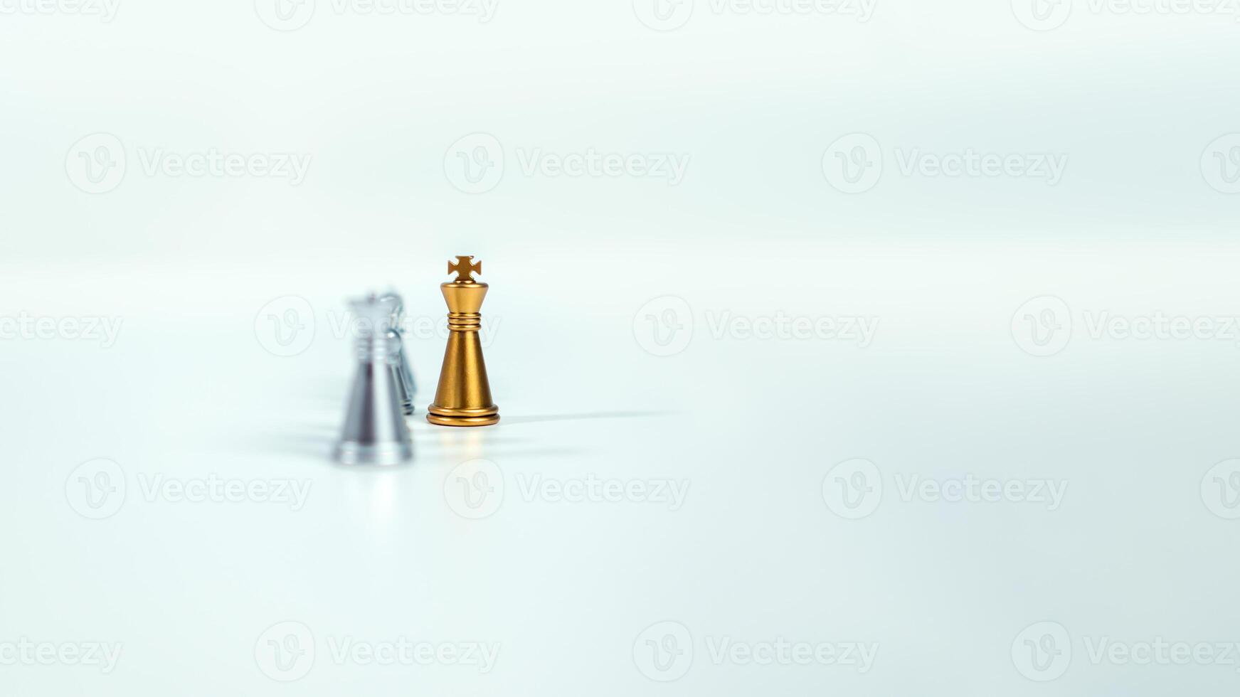 d'oro re scacchi su il tavola nel davanti di argento scacchi pezzi su bianca sfondo con copia spazio, comando, combattente, attività commerciale comando, concorrenza, confronto, e attività commerciale strategia concetto. foto