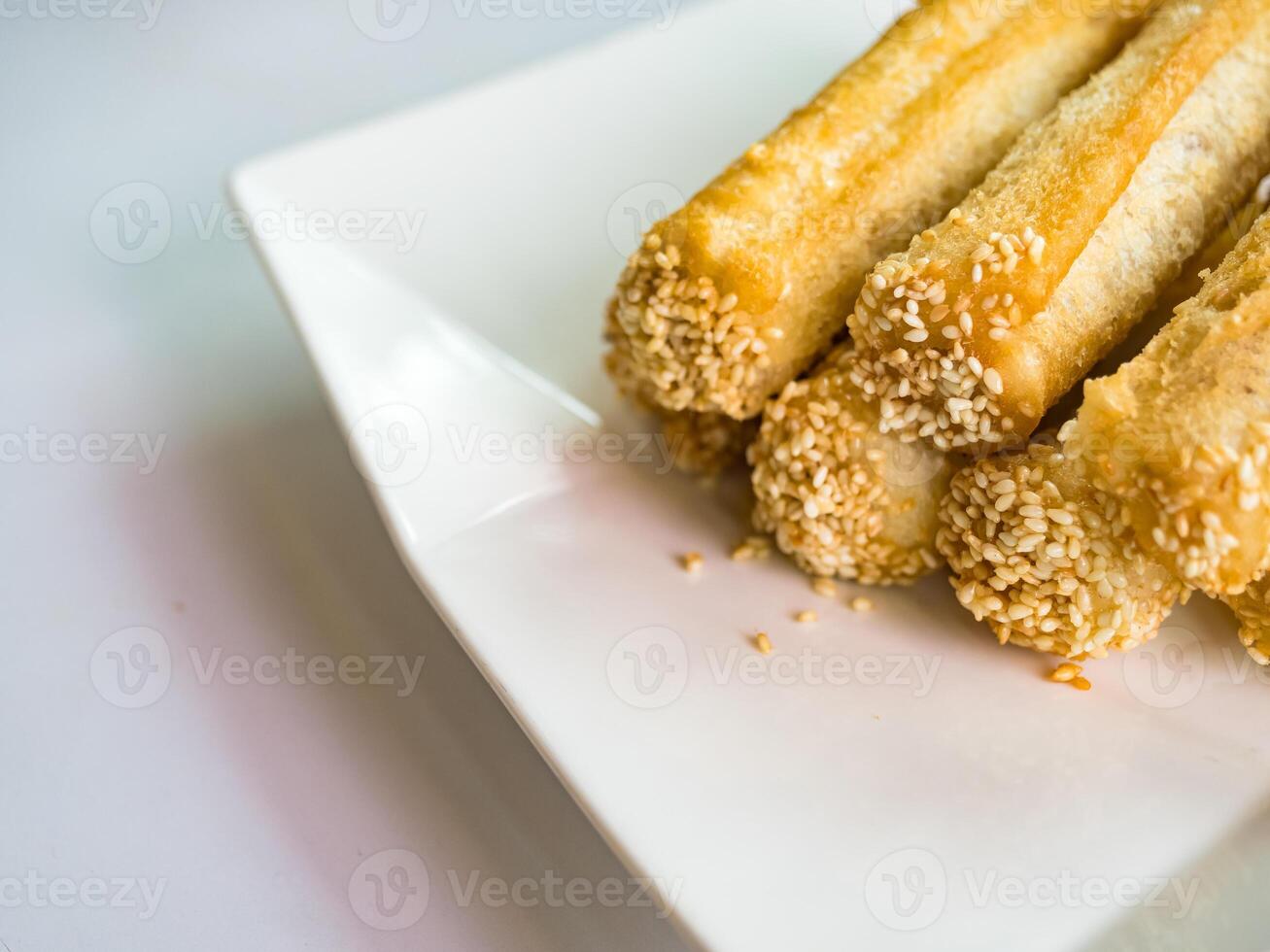 in profondità fritte primavera rotolo con taro incolla nel piatto foto