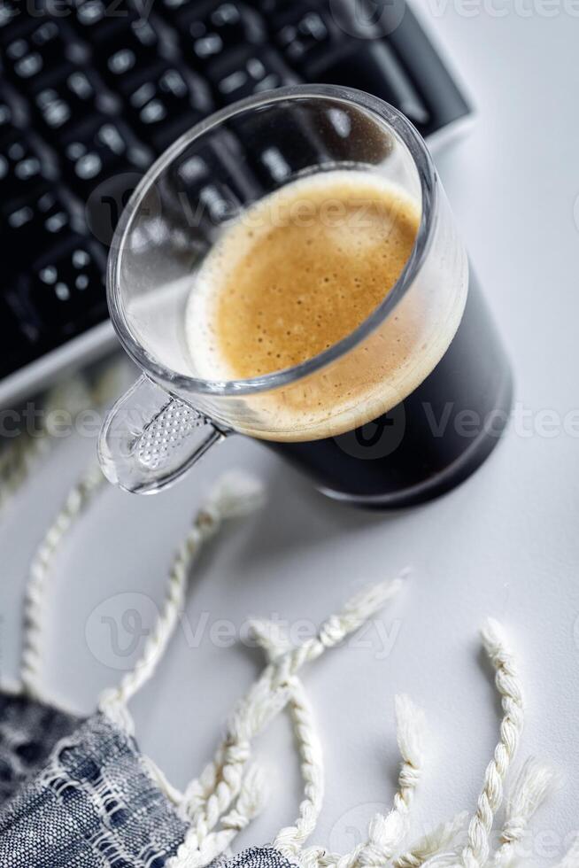 caldo mattina caffè su il Lavorando scrivania foto