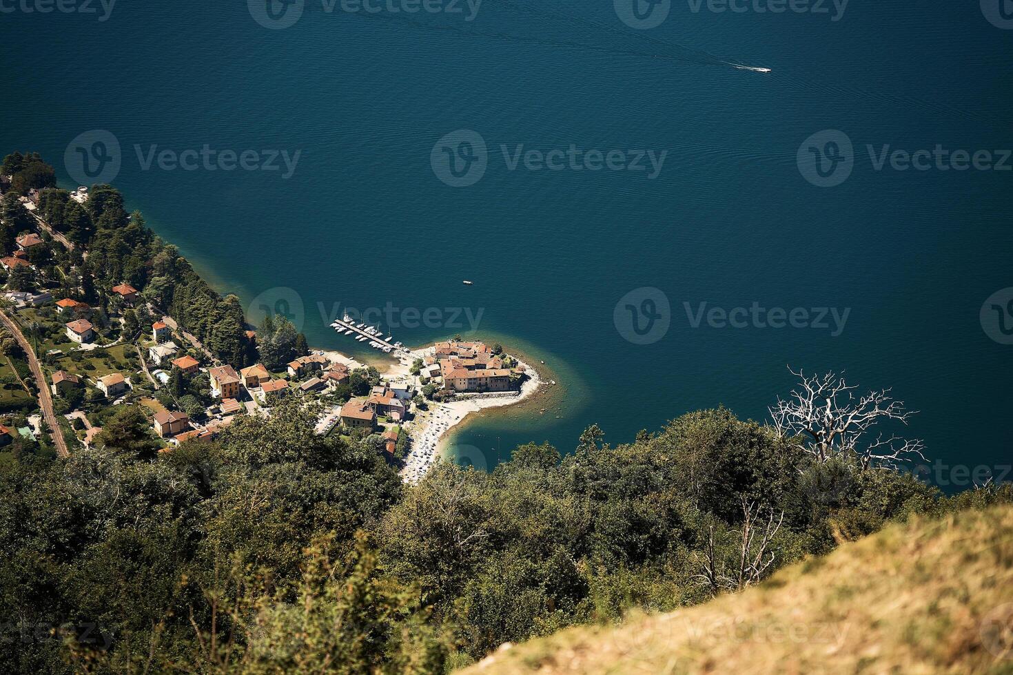 un' bellissimo sabbioso penisola su il sponde di lago como con rosso tetti di case foto