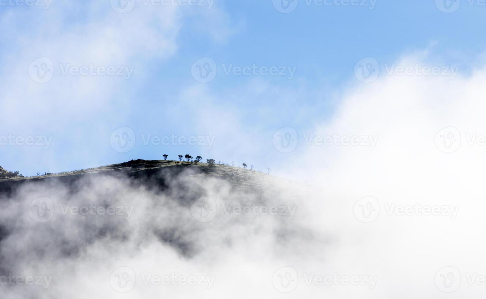 collina superiore attraverso Basso nuvole foto