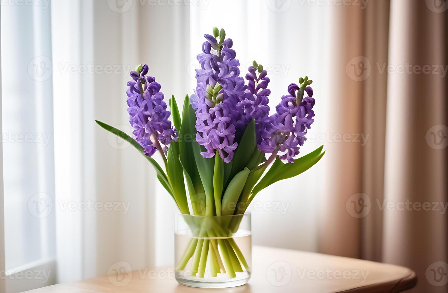 ai generato fiorito giacinto, primavera fiori grappolo, viola mazzo nel acqua, bicchiere vaso su legna scrivania a finestra. foto