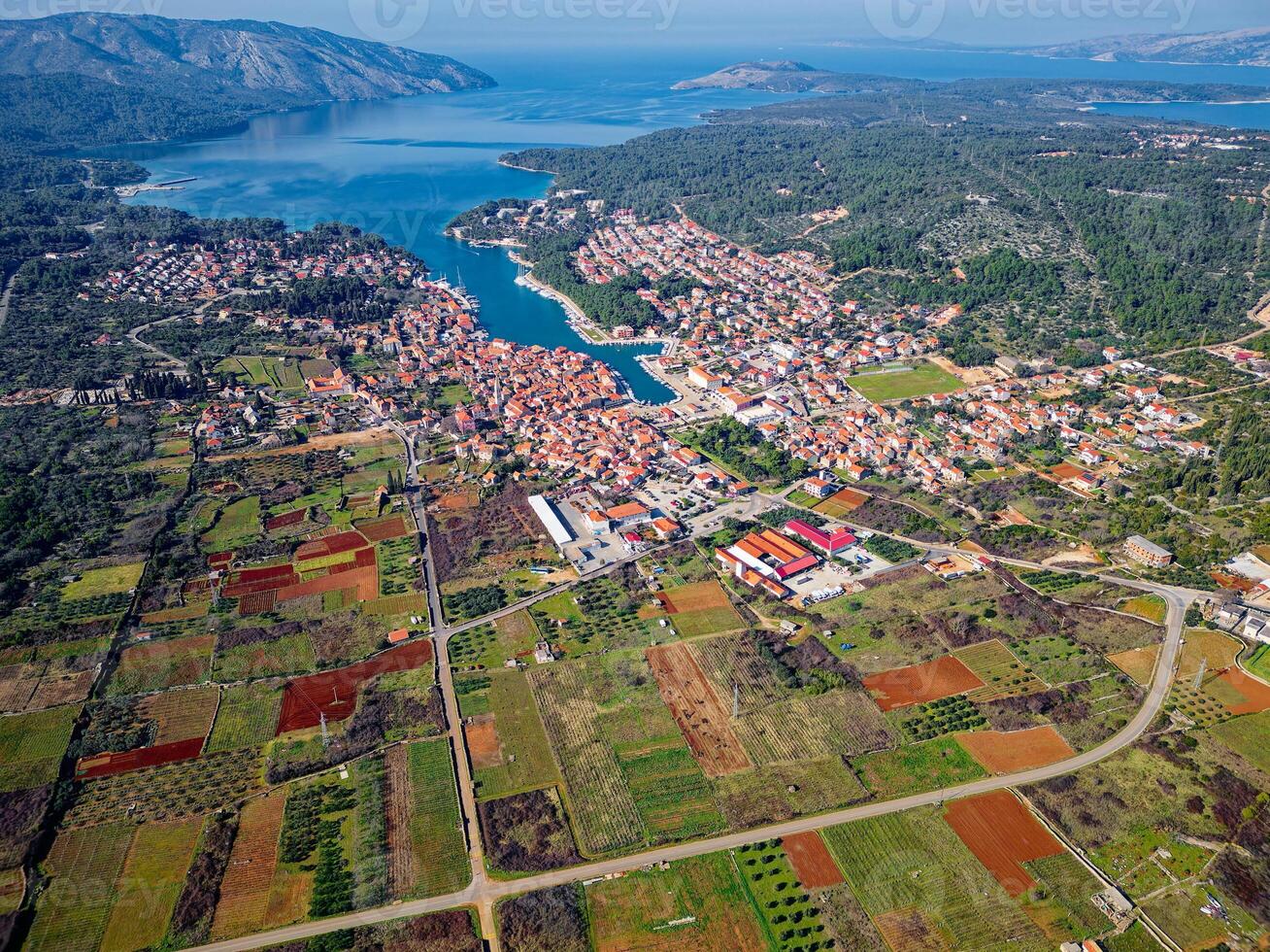 Visualizza di stari grad pianura hvar isola nel Croazia. il stari grad pianura è un incredibile unesco mondo eredità luogo, dove il agricoltura tecniche in pratica non lo sono cambiato da il 4 ° secolo avanti Cristo. foto