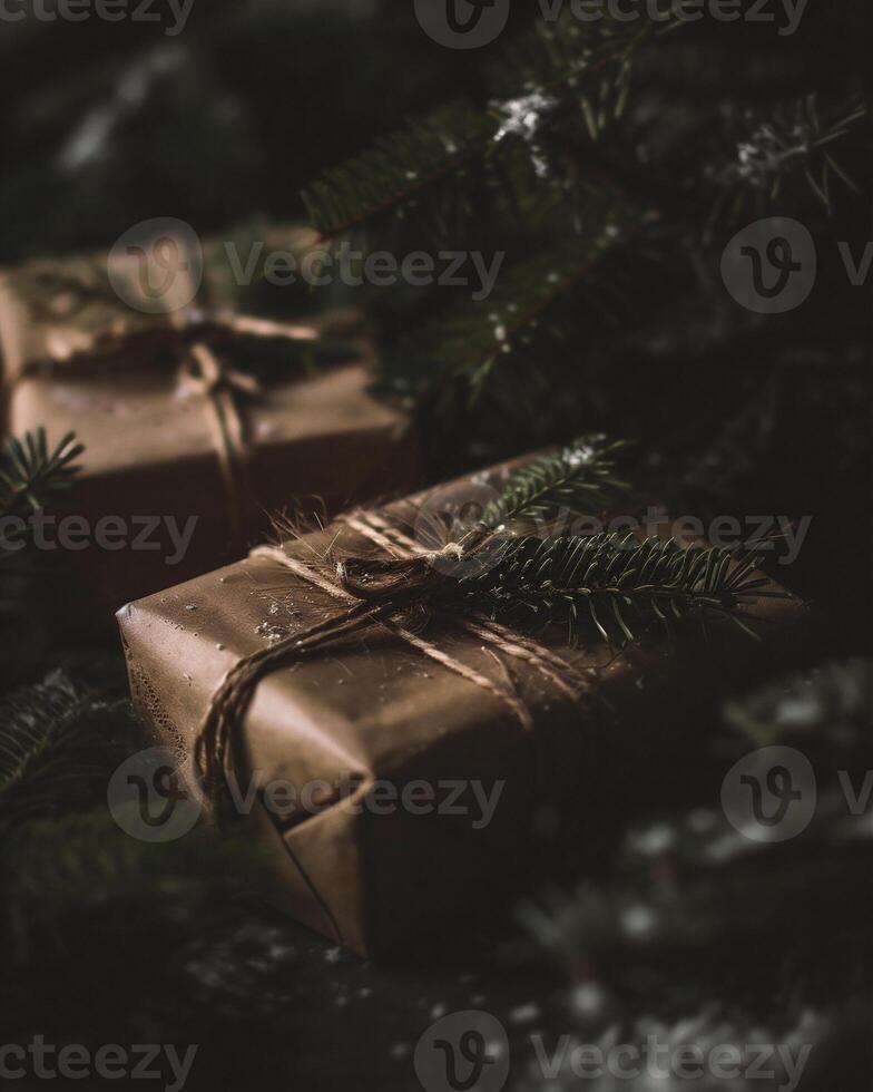 ai generato Natale albero e regalo scatole su buio sfondo. Vintage ▾ stile tonica immagine foto