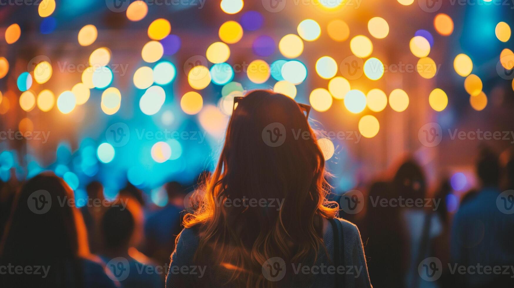 ai generato indietro Visualizza di un' giovane donna con lungo capelli su il sfondo di un' concerto foto