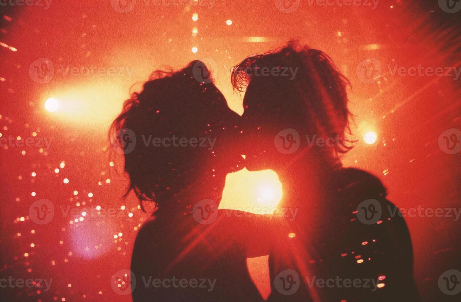 ai generato silhouette di un' amorevole coppia baci su il sfondo di il palcoscenico foto