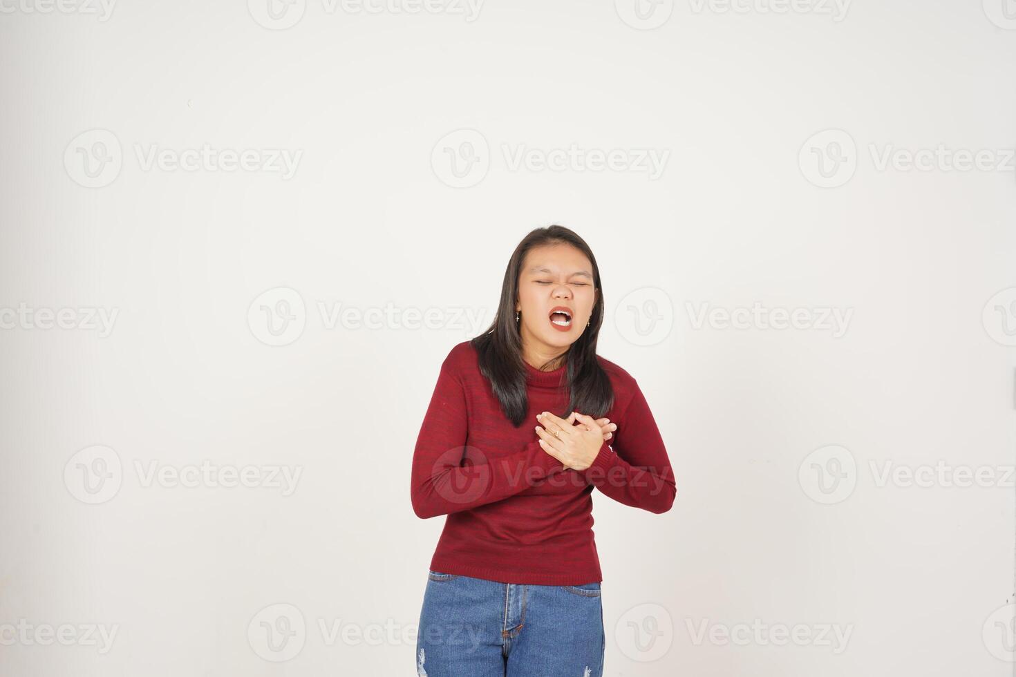 giovane asiatico donna nel rosso maglietta sofferenza il petto dolore, cuore attacco isolato su bianca sfondo foto