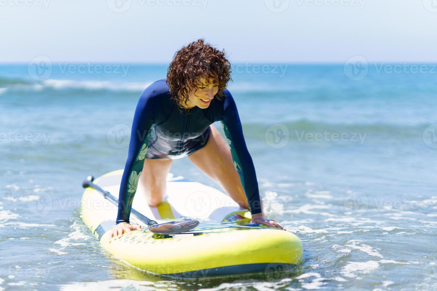 giovane femmina surfer con cenare tavola nel mare foto