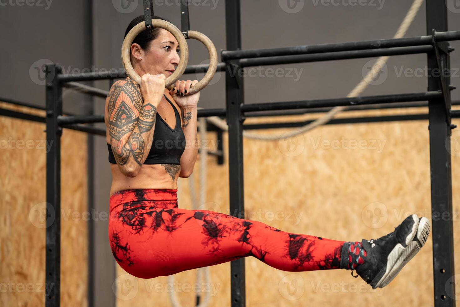 forte maturo donna sospeso a partire dal olimpico anelli foto