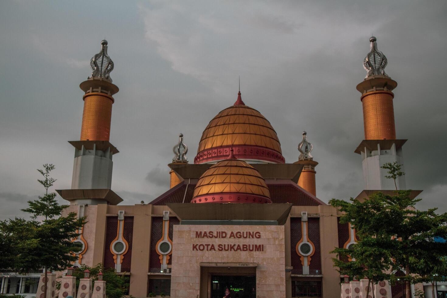 sukabumi, Indonesia - gennaio 14 2024 - sukabumi città mille dollari moschea o Masjid agung kota sukabumi nel pomeriggio foto