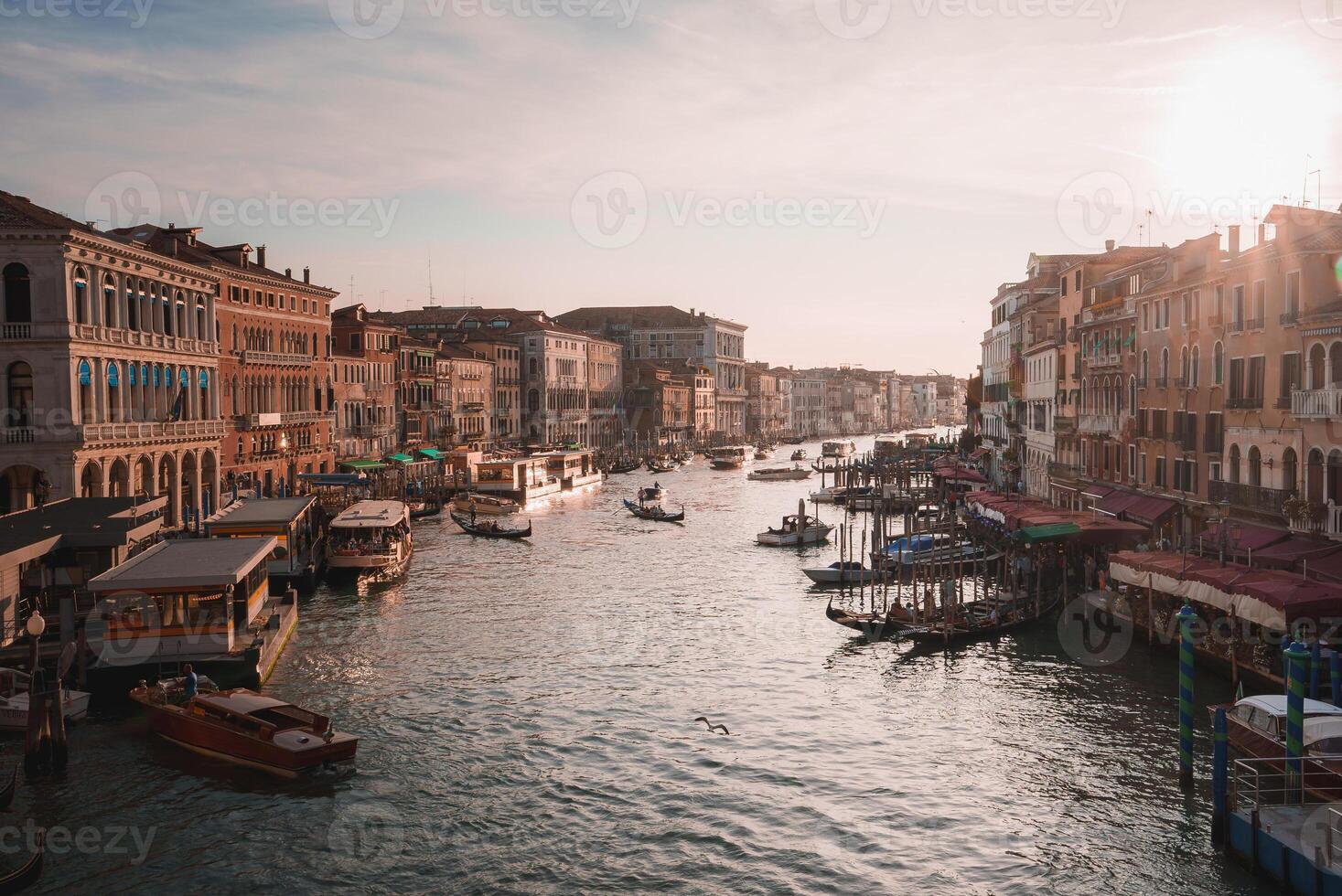 panoramico Visualizza di mille dollari canale nel Venezia, Italia con bellissimo architettura e acqua riflessi foto