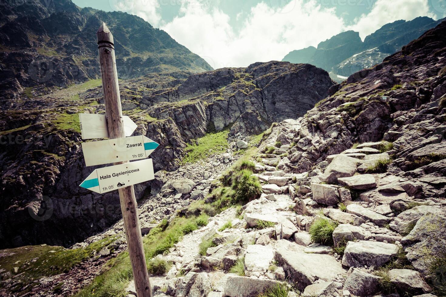 direzione cartello su montagna sentiero, alto tatra, Polonia foto