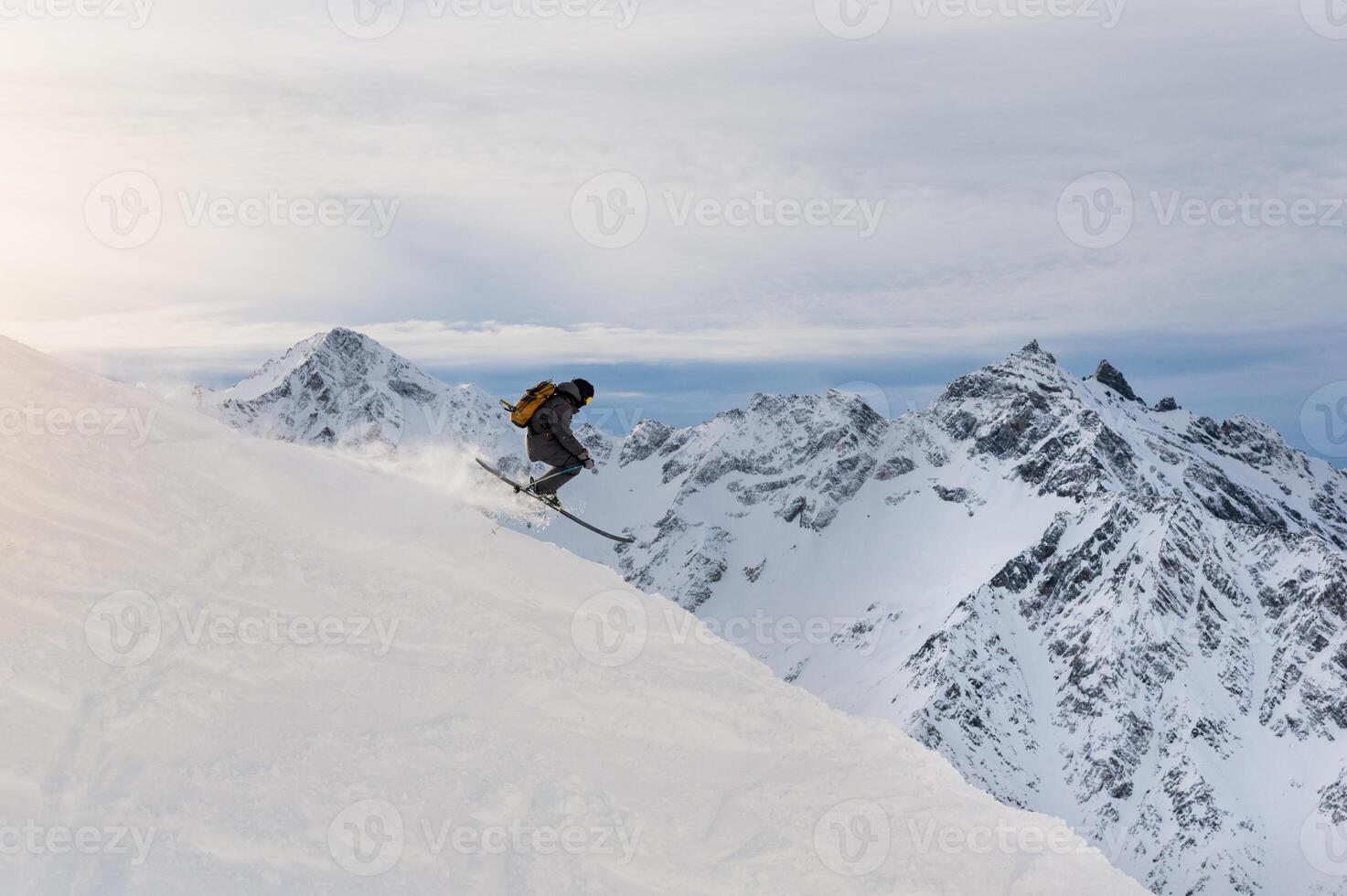 salto sciatore. un' giovane tipo salti su un' montagna pendenza, discesa a un' sciare ricorrere foto