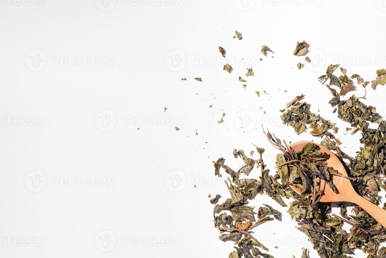 asciutto frutta tè le foglie nel un' di legno cucchiaio. sparpagliato tè le foglie su bianca sfondo, superiore Visualizza copia spazio foto