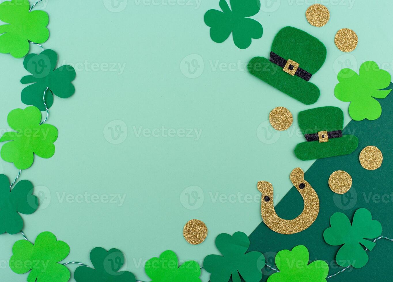 st. Patrick giorno concetto con fata cappello, oro monete e ferro di cavallo foto