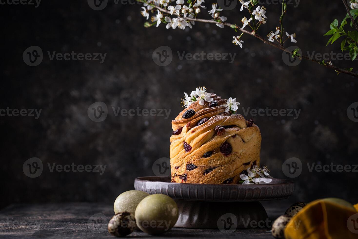 Pasqua torta cruffin con uva passa e mirtillo rosso foto