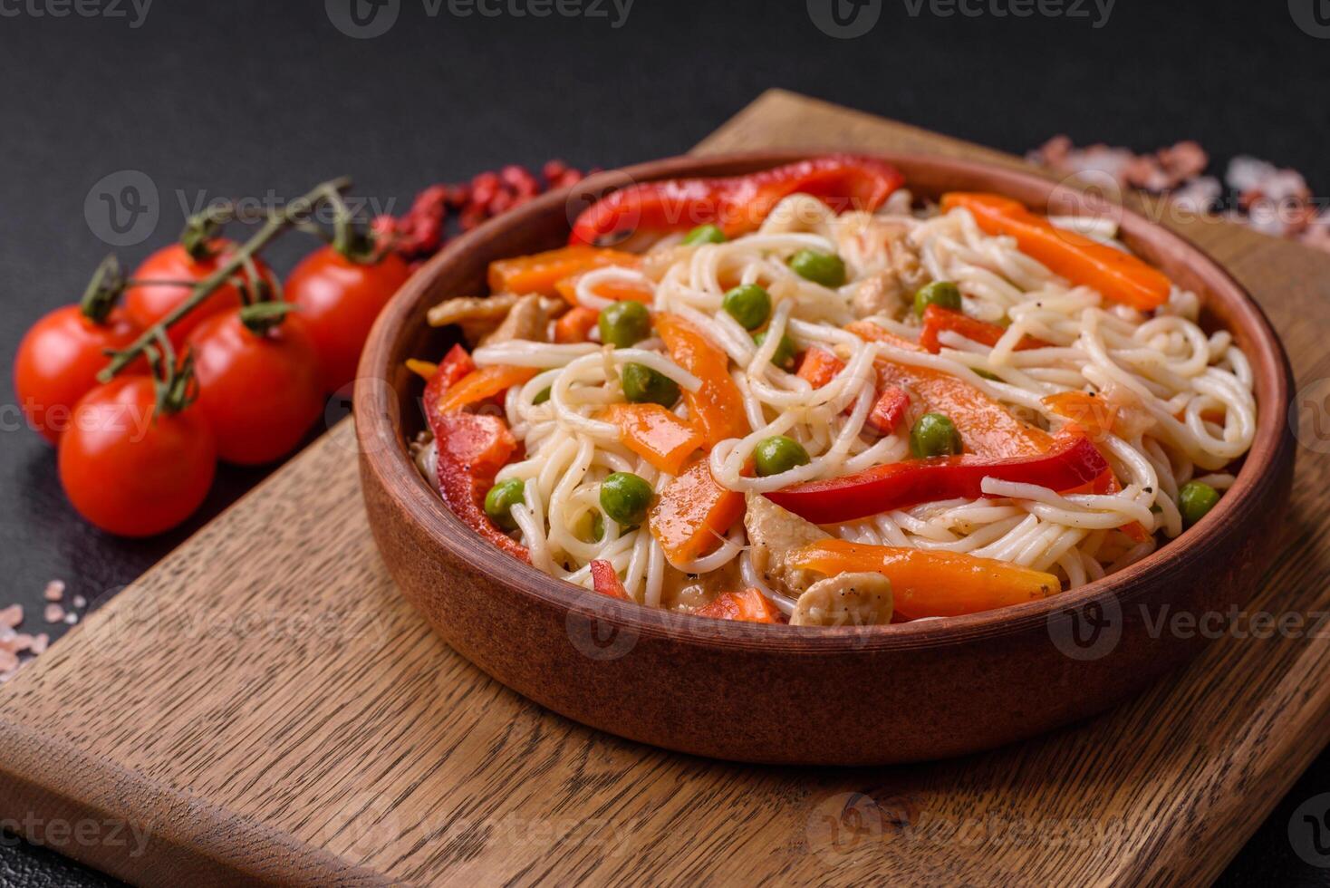 delizioso riso tagliatelle o udon con pollo, carote, Pepe, sale, spezie e erbe aromatiche foto