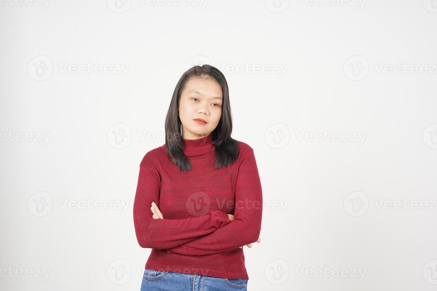 giovane asiatico donna nel rosso maglietta attraversato braccia con grave viso isolato su bianca sfondo foto