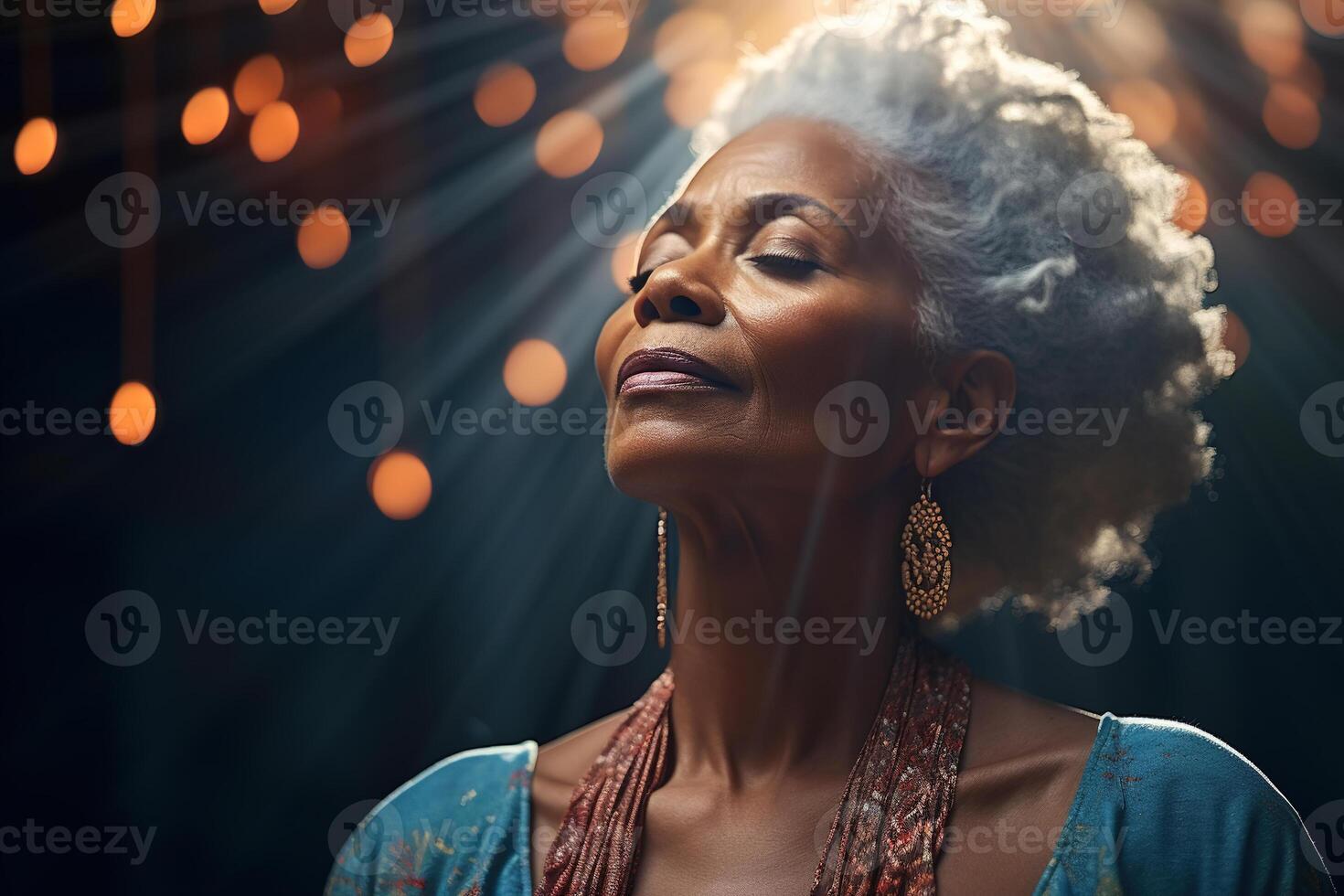 ai generato fede e religione. ritratto di un' calma spirituale africano americano anziano donna con chiuso occhi nel santo leggero in casa foto