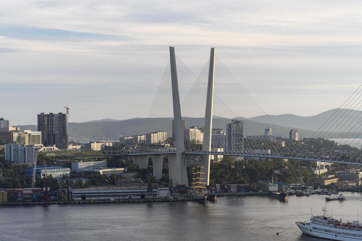 vladivostok, russia-19 settembre 2021-paesaggio urbano con vista sul ponte d'oro foto