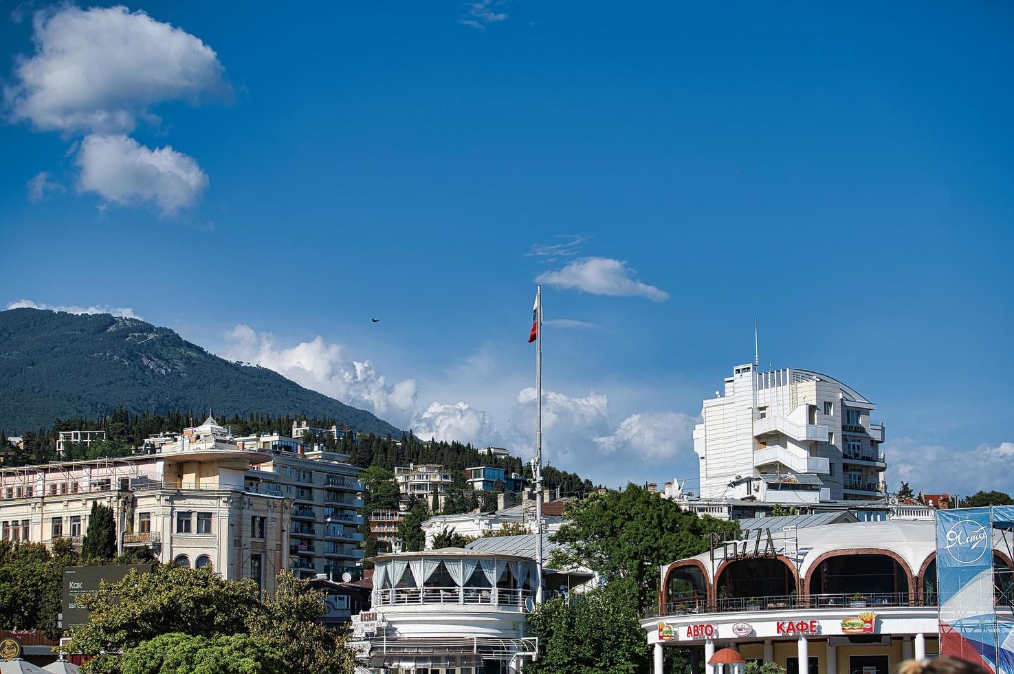 yalta, crimea-7 giugno 2021-paesaggio urbano con vista su edifici e architettura sullo sfondo delle montagne. foto