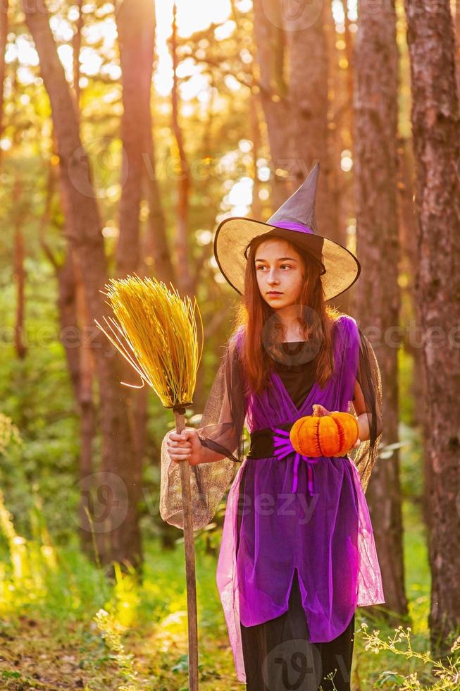 ragazza di 11 anni sullo sfondo della natura autunnale. bambina in costume di halloween, autunno. foto